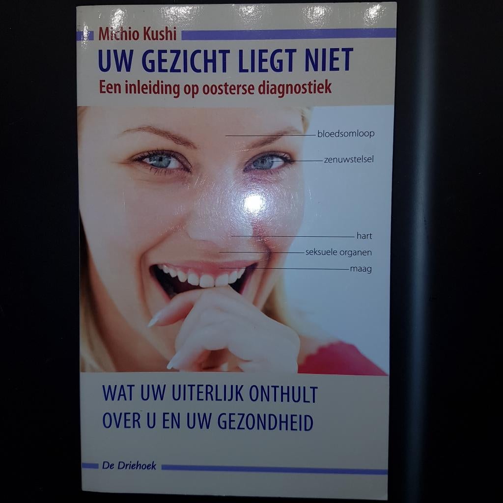 Boek 'Uw Gezicht liegt niet' - Michio Kushi, Ophalen of Verzenden, Zo goed als nieuw