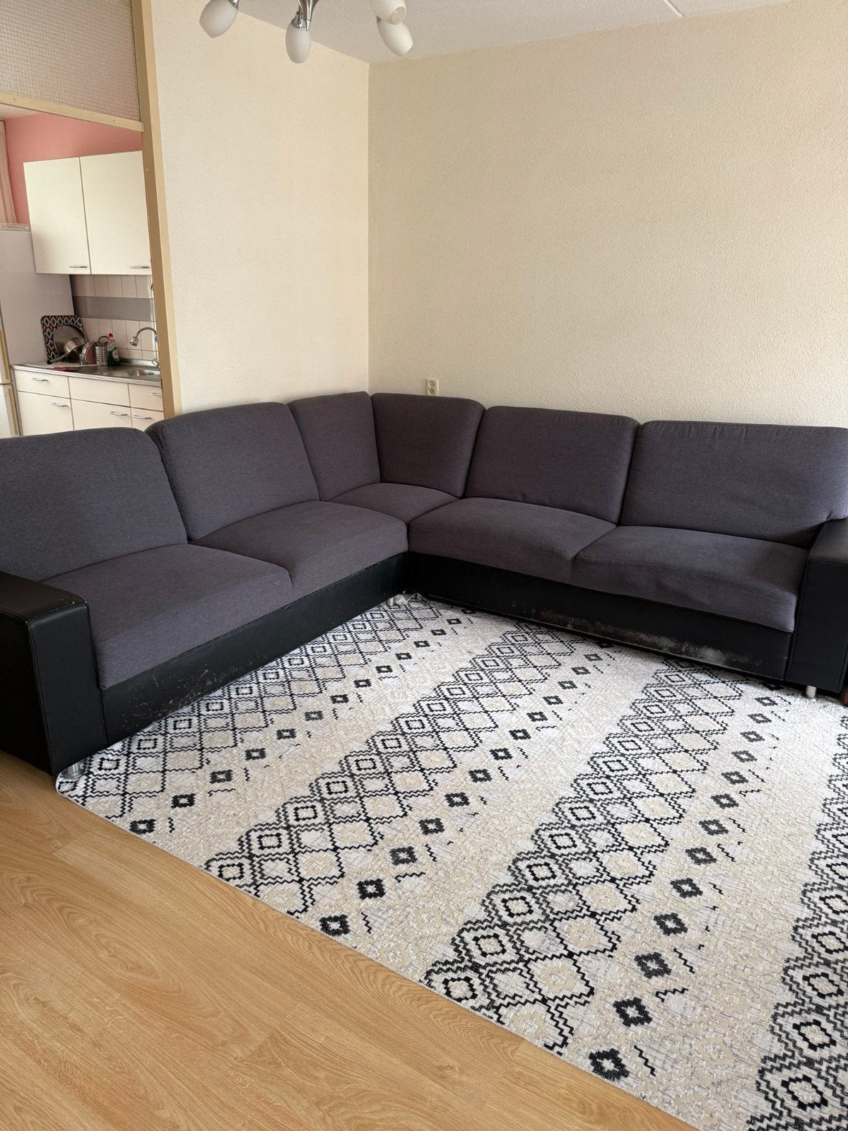 Comfortabele Hoekbank - Grijs Stof en Zwart Leer, Huis en Inrichting, Banken | Bankstellen, Gebruikt, Hoekbank, Vierpersoons of meer