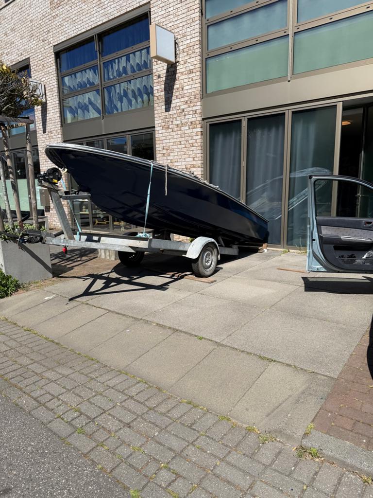 Speedboot met 20 pk buitenboordmotor (2022) + trailer, Watersport en Boten, Bootonderdelen, Ophalen