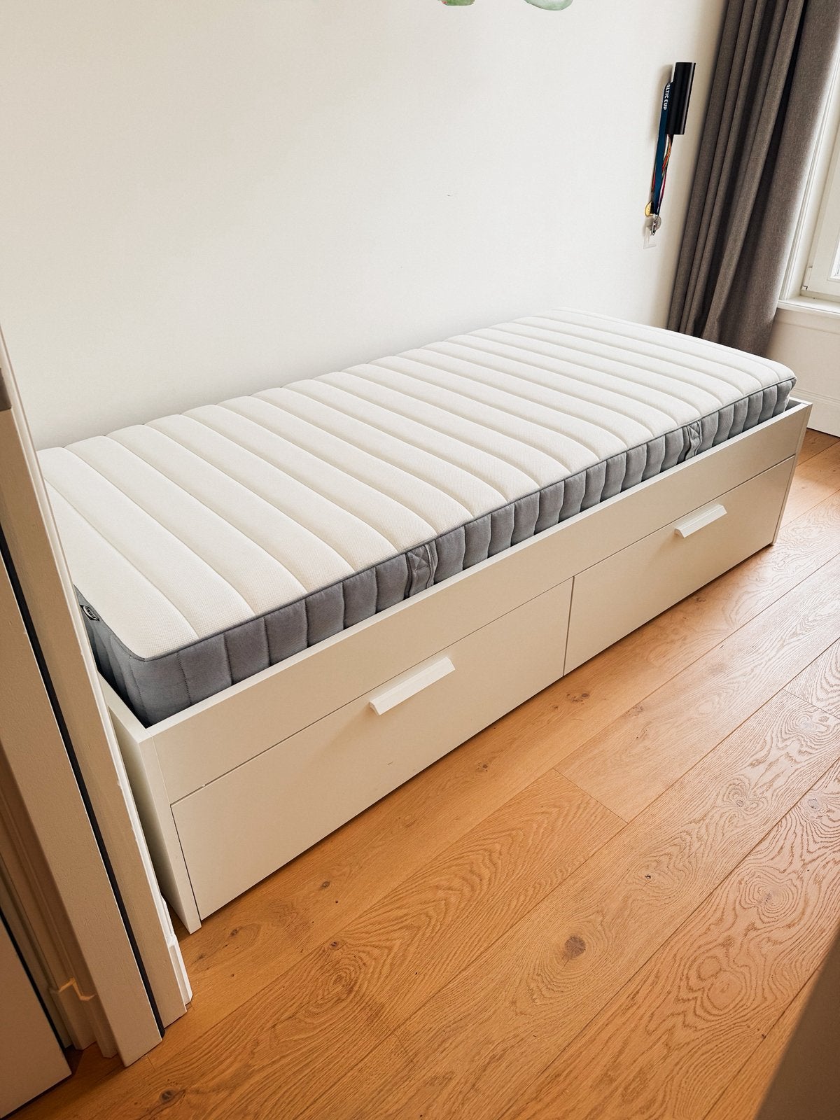 Ikea 1 persoonsbed Brimned 90x200 + matras + lattenbodem, Ophalen, 90 cm, Eenpersoons, Wit