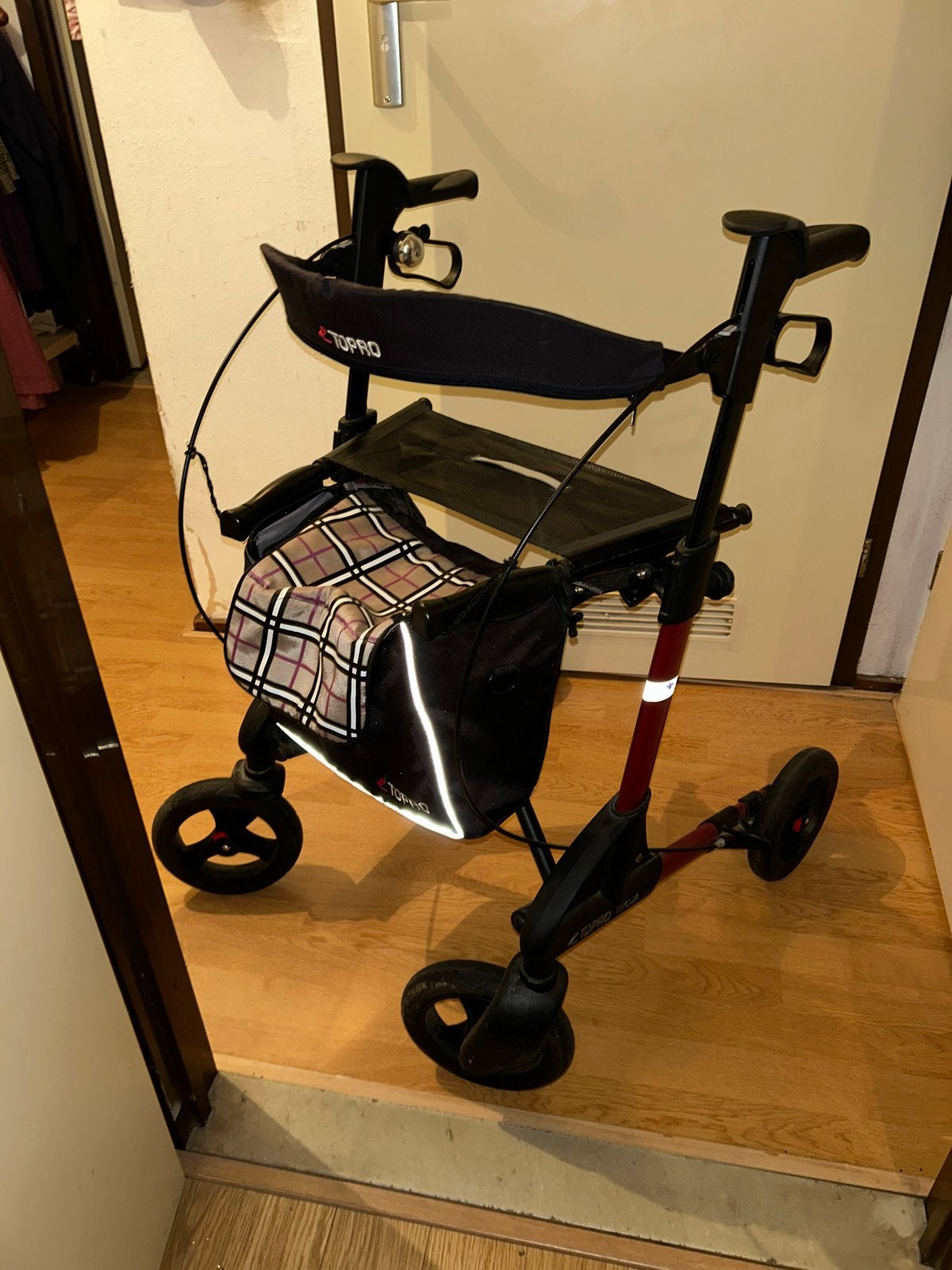 Rollator, bordeaux rood, gebruikt maar in zeer goede staat, Diversen, Ophalen, Opvouwbaar, Gebruikt