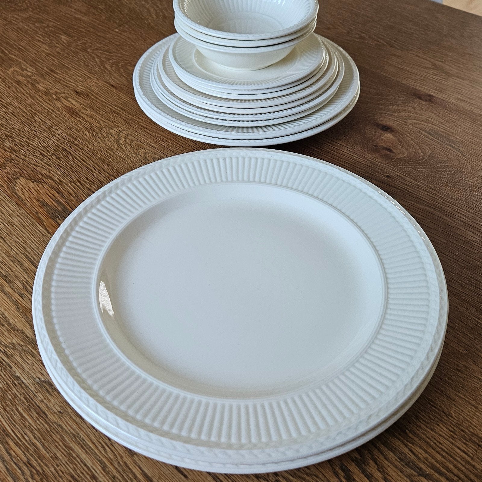 2 grote Edme Wedgewood borden 33 cm, Ophalen of Verzenden, Gebruikt, Aardewerk, Bord(en)