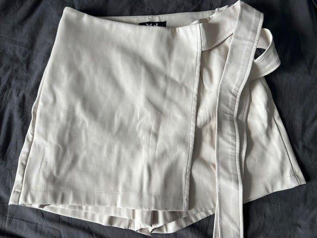 Most Wanted, super leuk beige (nep)leren broekrokje maat L., Kleding | Dames, Rokken, Beige, Maat 42/44 (L), Nieuw, Ophalen of Verzenden