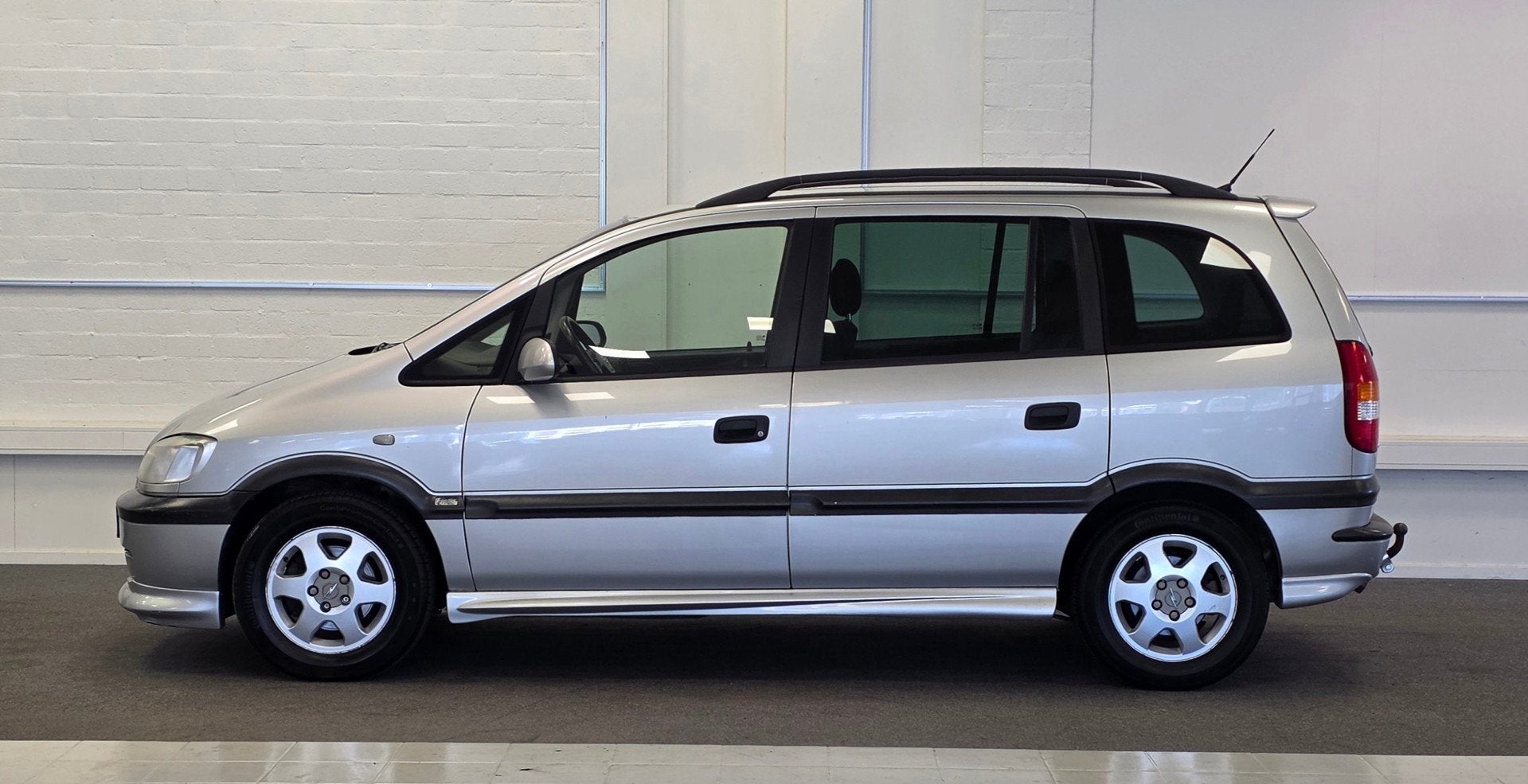 Opel Zafira 1.8i 16V Elegance Trekhaak Airco Garantie APK 11, Auto's, Voorwielaandrijving, Gebruikt, Zwart, 4 cilinders