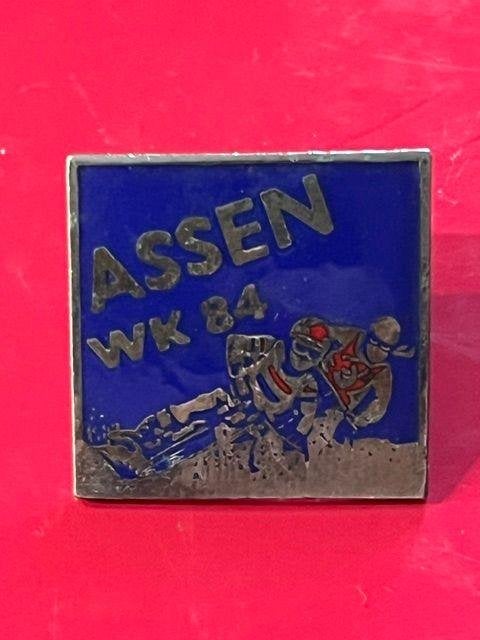 Emaille Speldje - Pin - Motorsport: Assen WK 1984, Verzenden, Zo goed als nieuw, Sport, Speldje of Pin