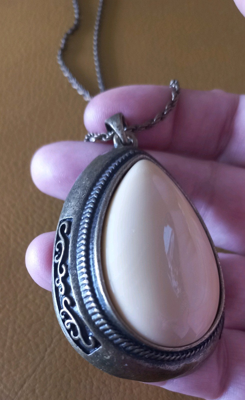 Vintage koperkleurige lange ketting/druppelvormige hanger, Sieraden, Tassen en Uiterlijk, Met hanger, Overige materialen, Gebruikt