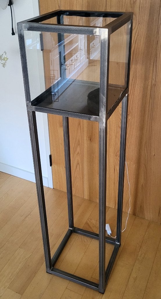 Unieke metalen zuil met glazen bak / windlicht met verlichti, Ophalen, Zo goed als nieuw
