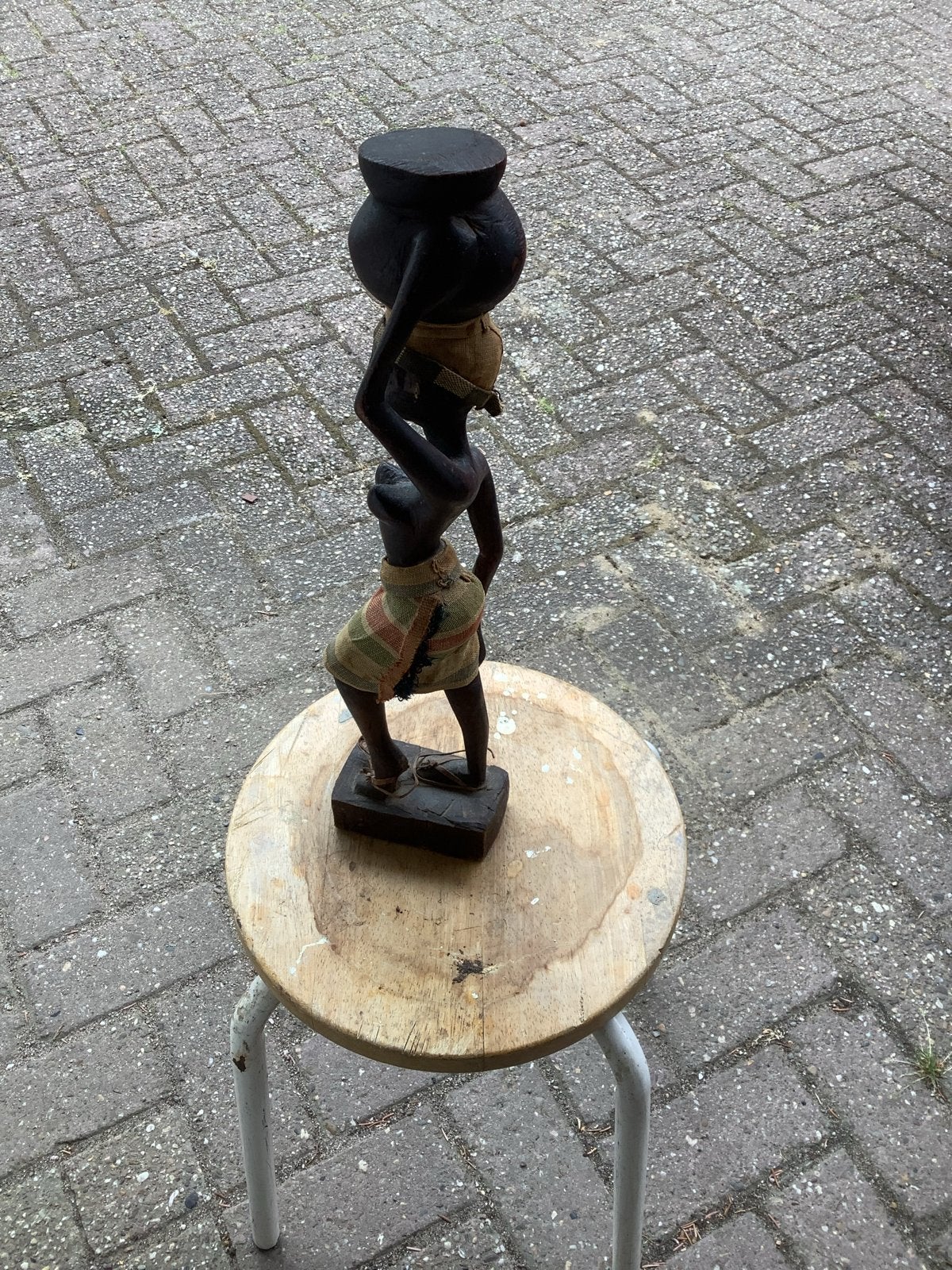 Afrikaans houten beeld van vrouw met kruik, Antiek en Kunst, Hout, Bruin, Afrika, Ophalen of Verzenden