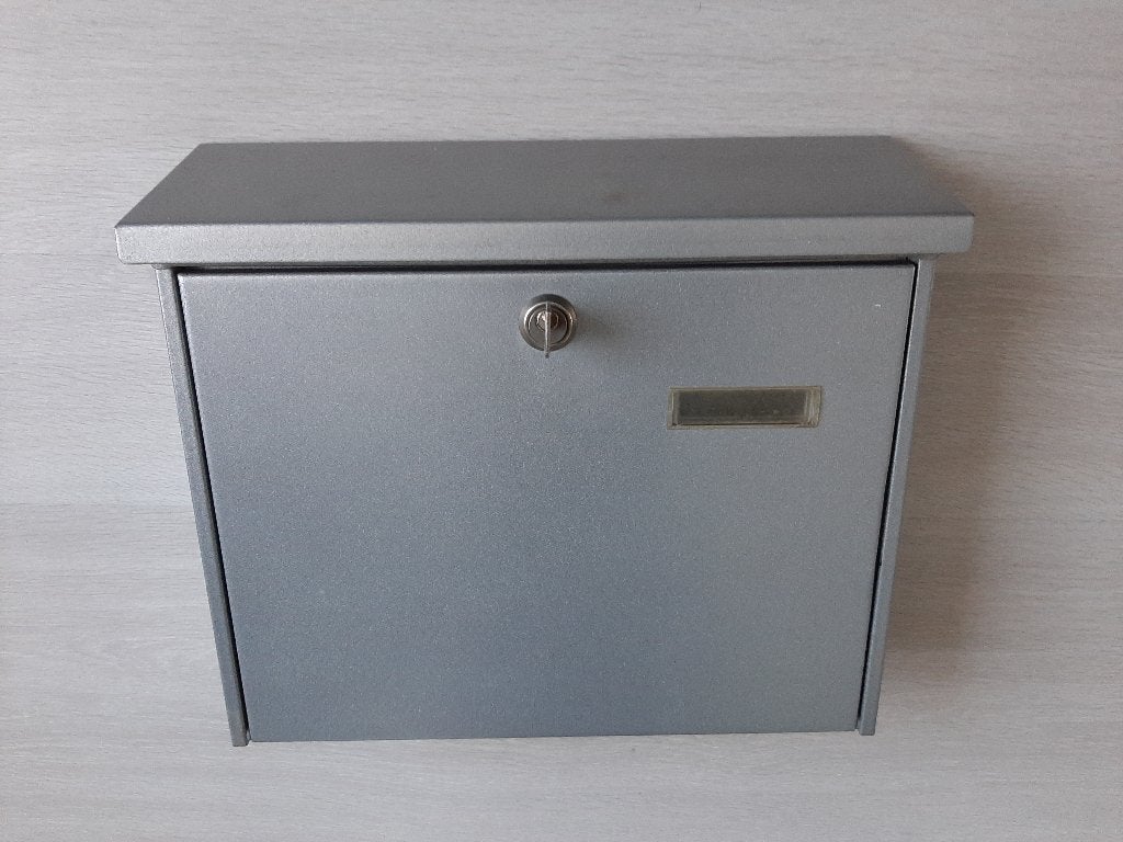 Zilver grijze metalen brievenbus, Ophalen, Gebruikt, IJzer, Wandbrievenbus