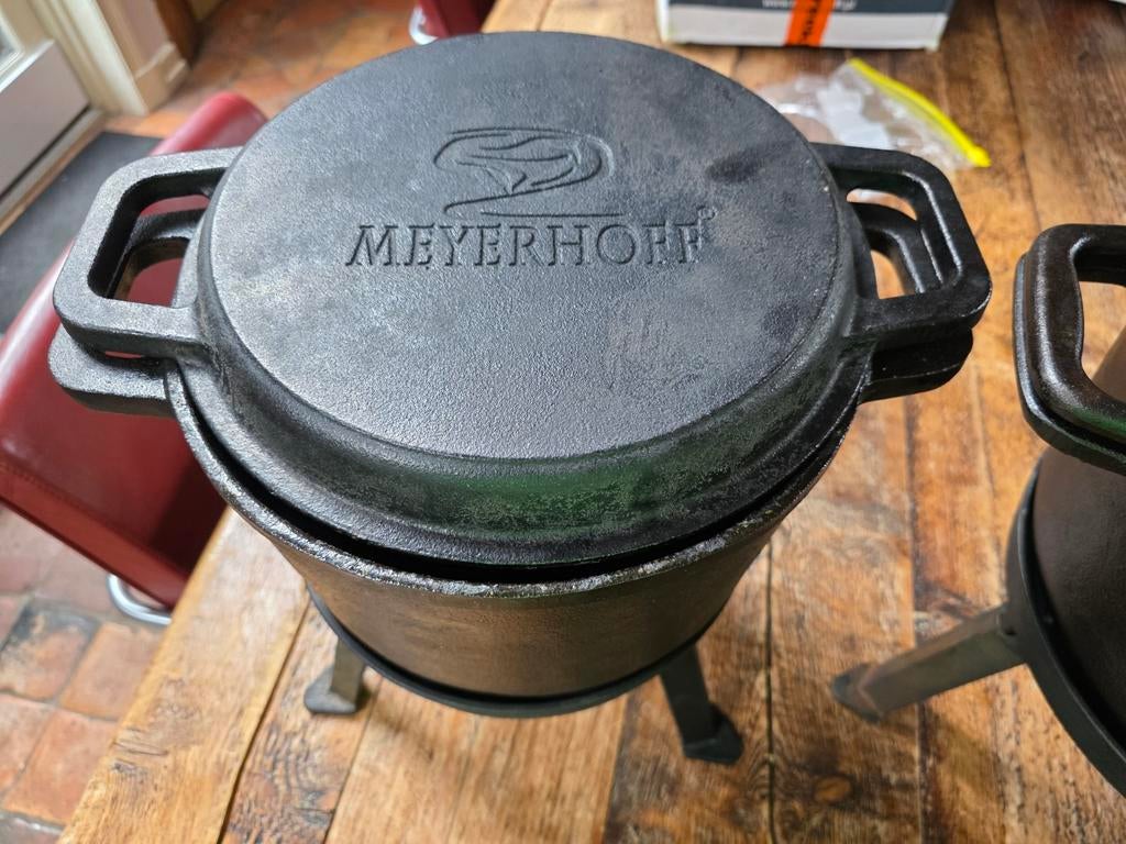 2 Gietijzeren Dutch Ovens met 3 poten - Meyerhoff, Huis en Inrichting, Keuken | Potten en Pannen, Ophalen of Verzenden, Gebruikt