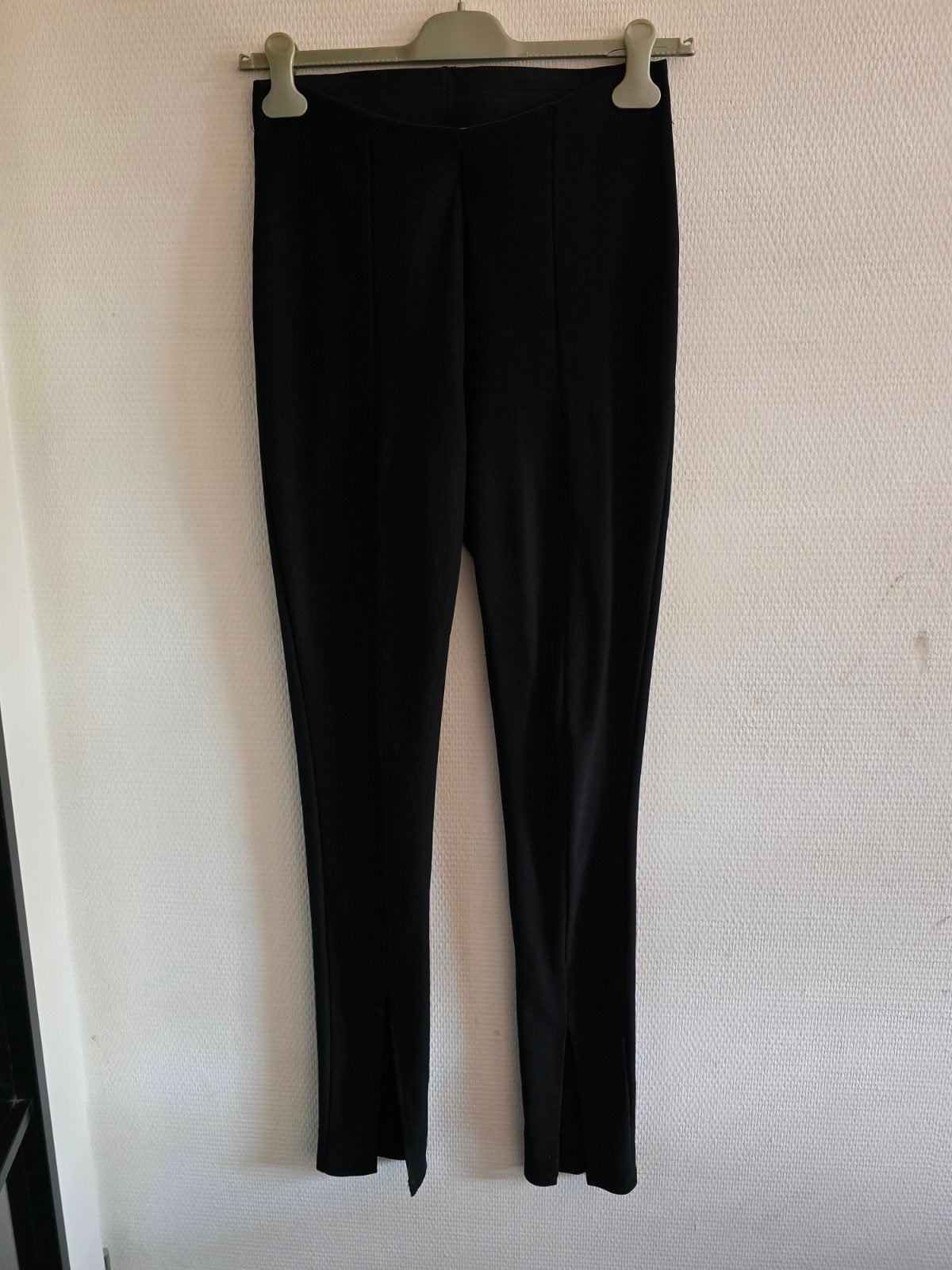 Shoeby Zwarte Tregging met Split - Maat M, Kleding | Dames, Broeken en Pantalons, Maat 38/40 (M), Zwart, Ophalen of Verzenden