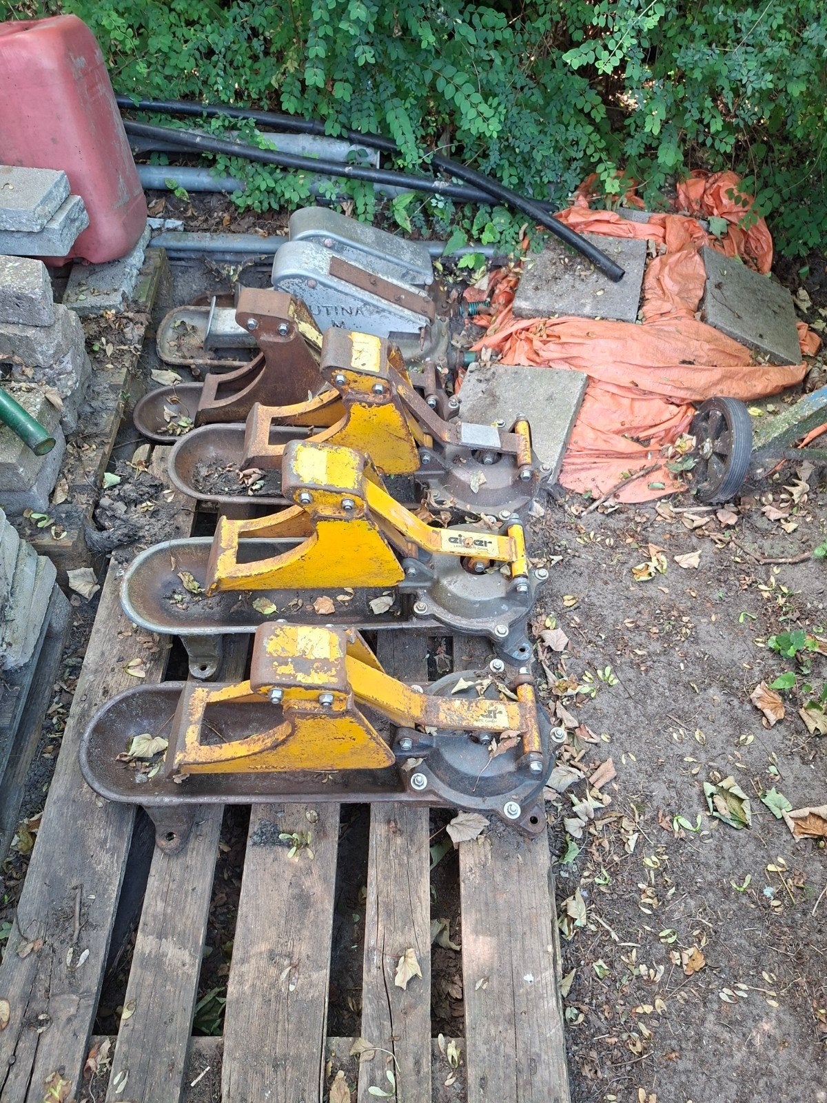 Oude handgereedschappen en tuinslang, Ophalen, Gebruikt