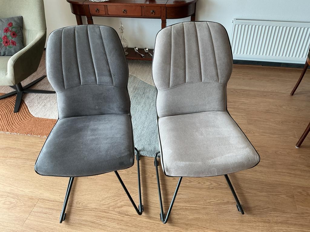 Twee XOOON eetkamerstoelen - licht- en donkergrijs, Huis en Inrichting, Stoelen, Ophalen, Twee, Zo goed als nieuw, Stof