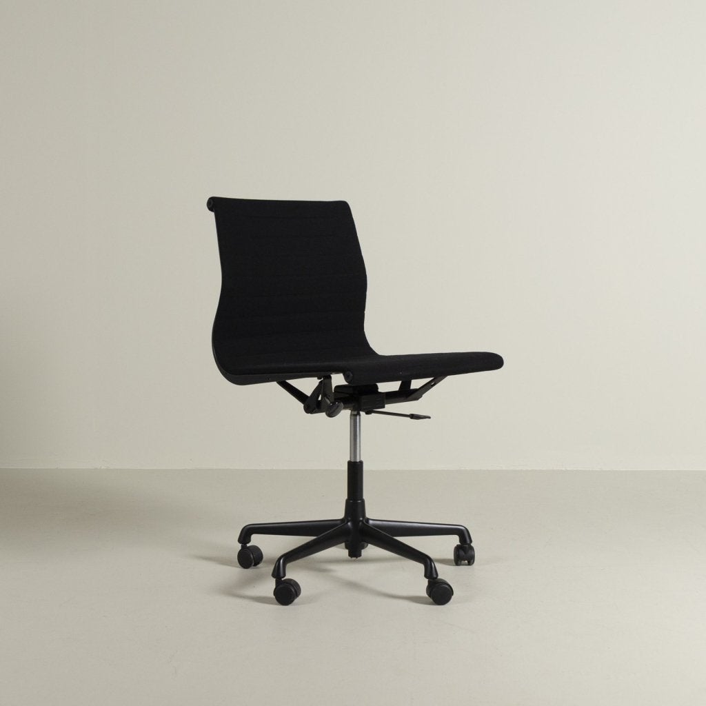 Vitra Eames EA 117 Bureaustoel Zwart Hopsak - Zwart (Zonder, Vitra, Zo goed als nieuw, Niet ingevuld, Niet ingevuld