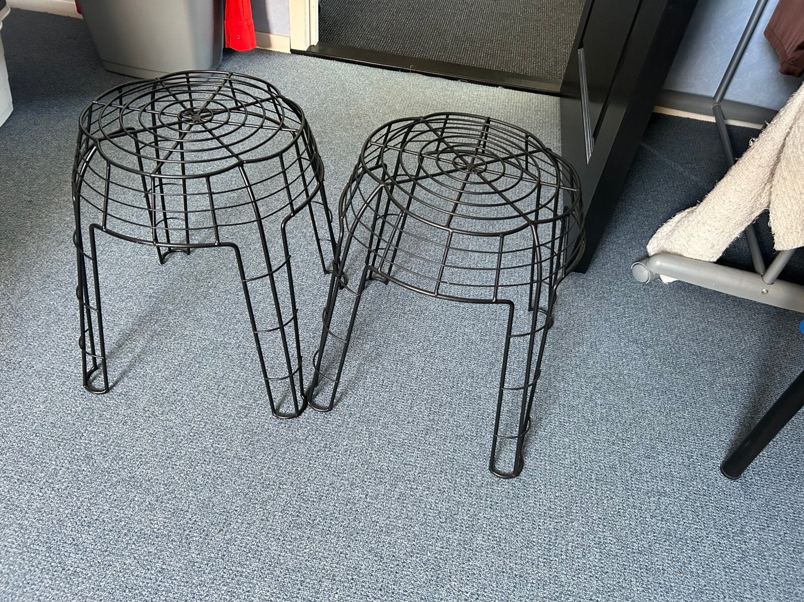 2 zwarte metalen krukjes., Zwart, Ophalen, Zo goed als nieuw, Zitmeubel