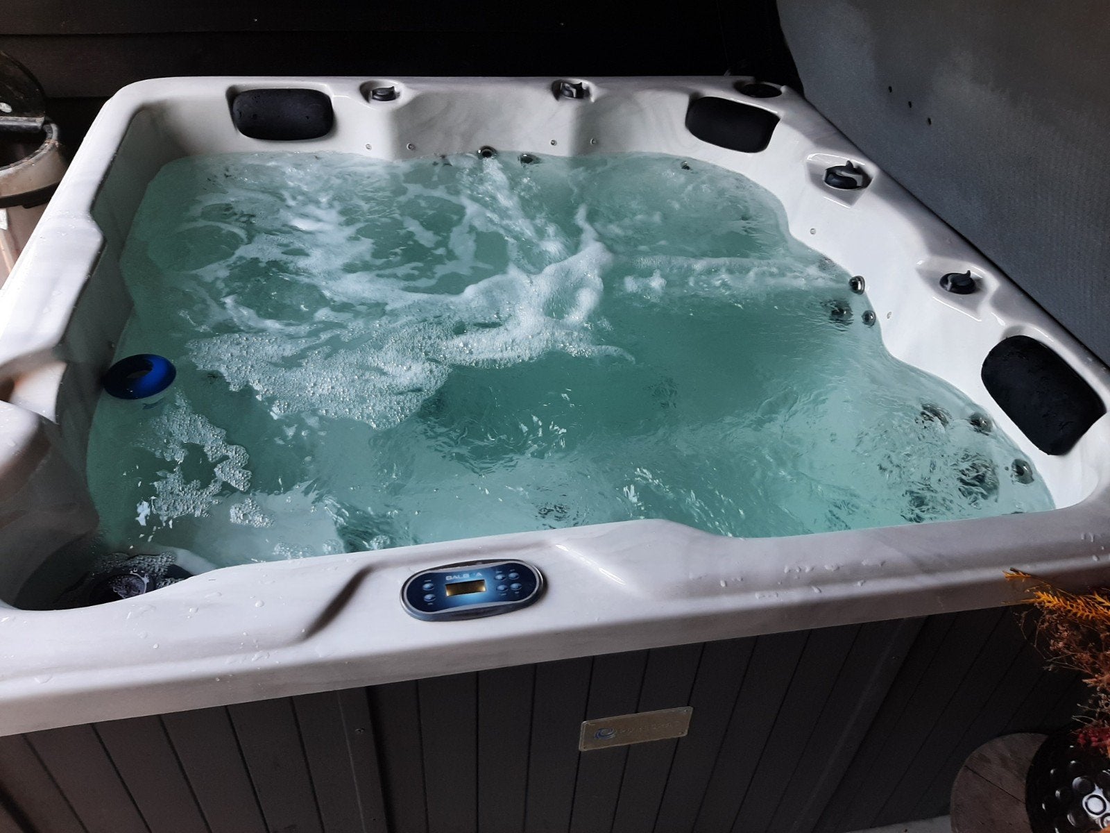 Luxe Jacuzzi met Balboa besturing - Perfect voor ontspanning, Ophalen, Zo goed als nieuw, Afdekzeil, Vast