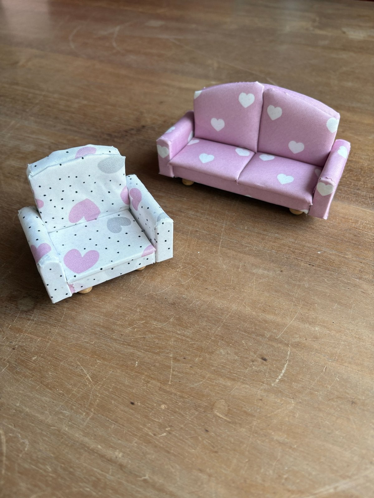 Poppenhuisbankje en -fauteuil met hartjespatroon, Ophalen of Verzenden, Zo goed als nieuw, Decoratie