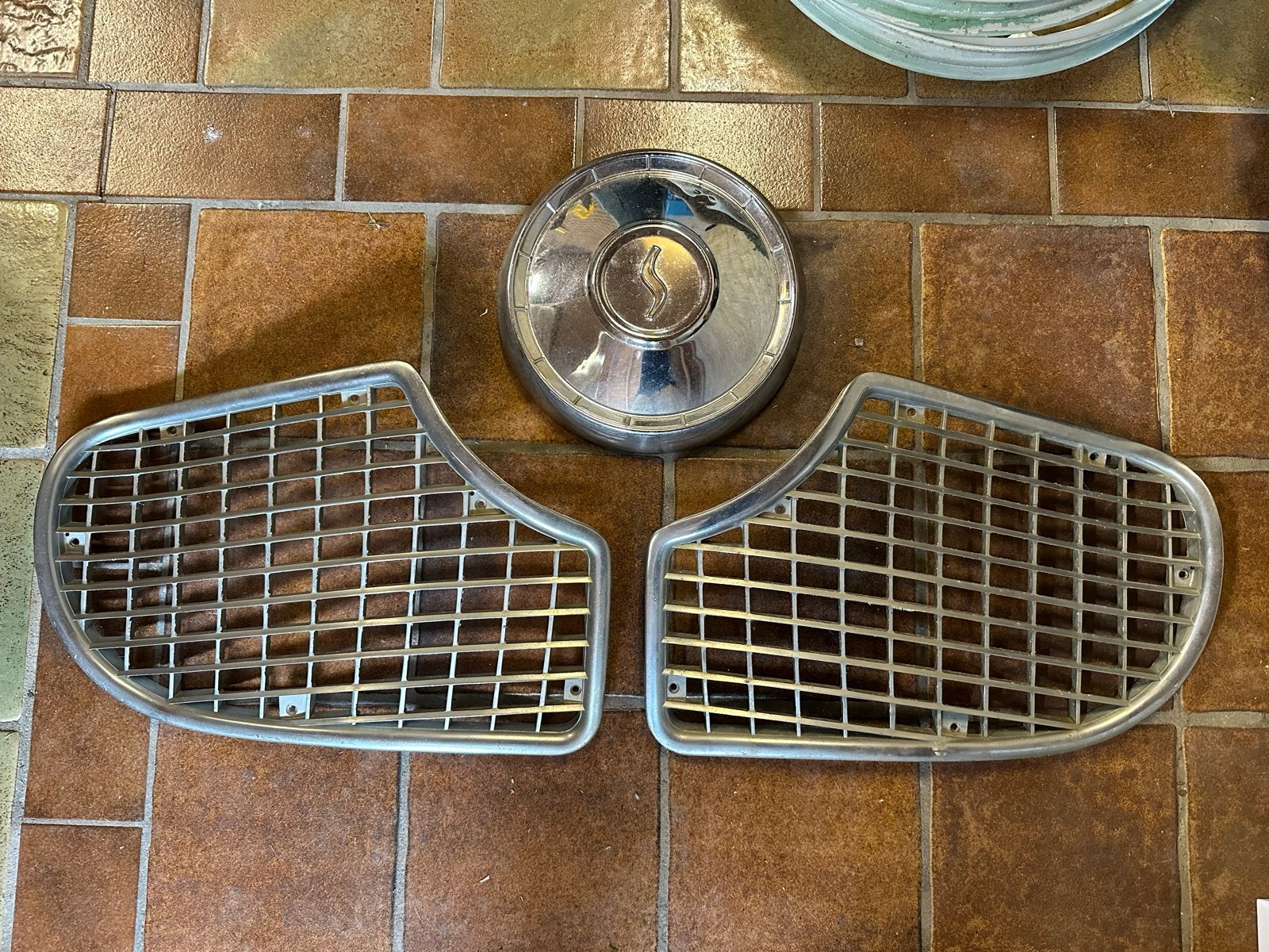 Studebaker Bullet nose grill en wieldop, Ophalen, Gebruikt, Oldtimer onderdelen