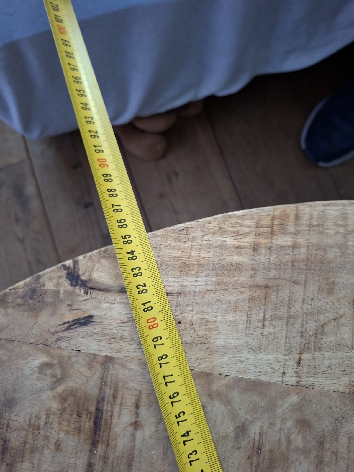 Salontafel rond hout met wit metalen onderstel, Gebruikt, Rond, 5 – 50, Overige houtsoorten