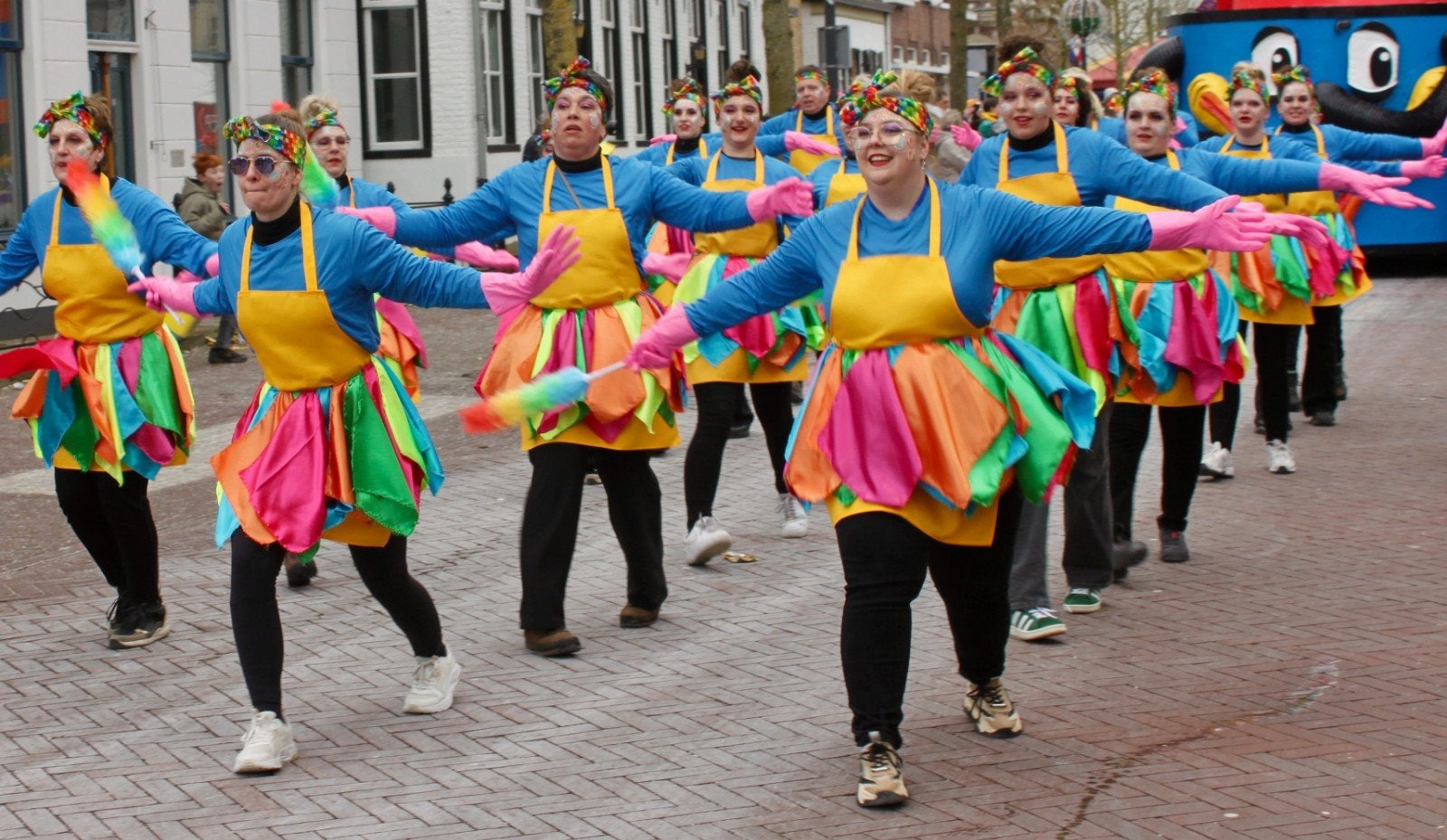 kleurijke grote Loopgroep (40 personen) - Thema Poetsen/Wass, Ophalen of Verzenden, Zo goed als nieuw, Maat 42/44 (L), Carnaval