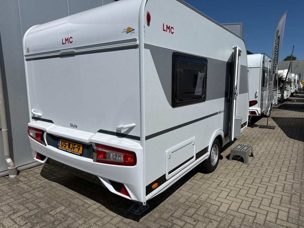 LMC Style 400 F Opklapbaar bed, Caravans en Kamperen, Caravans, Koelkast, Overige typen, Bedrijf, 5 tot 6 meter
