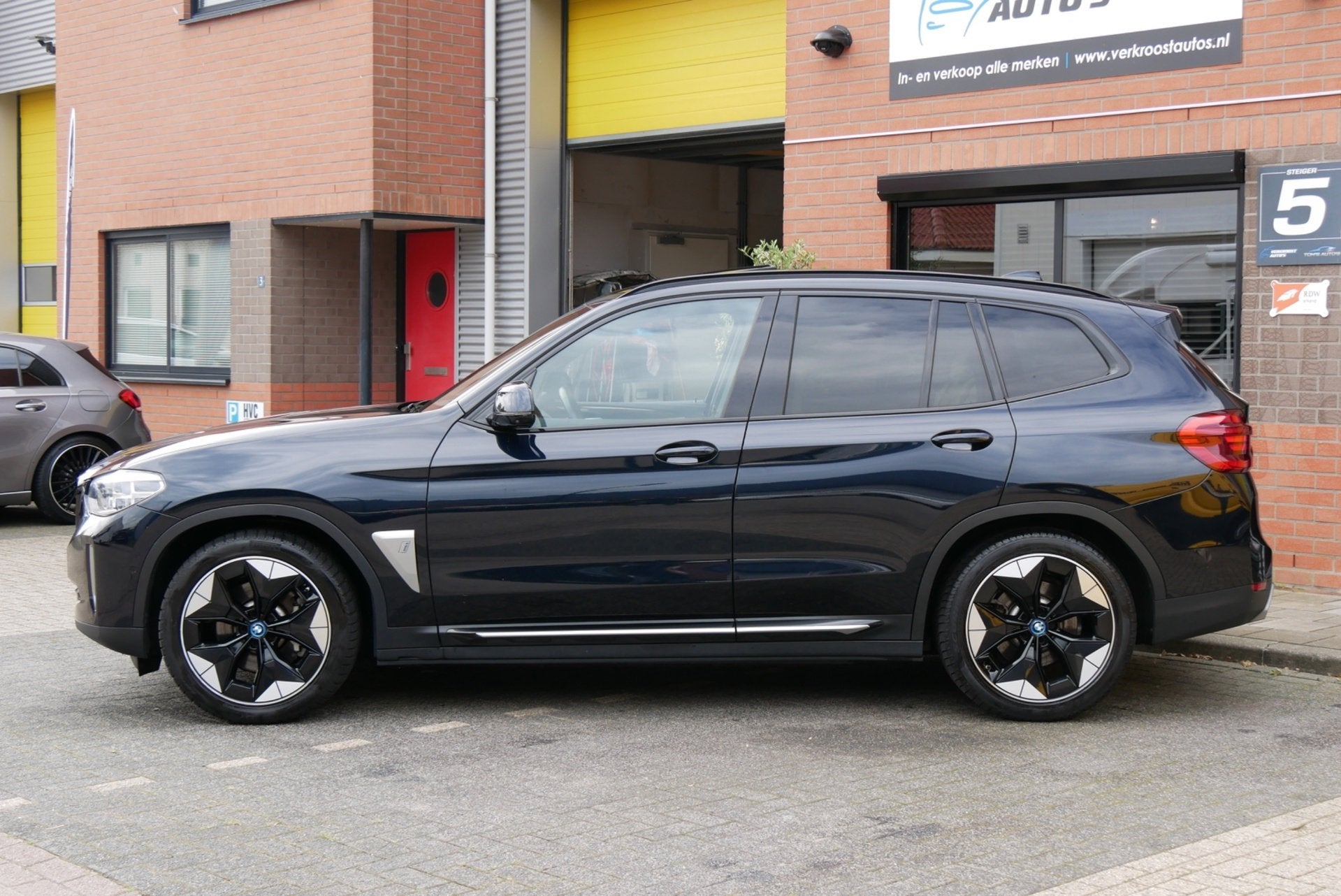 BMW IX3 High Executive 80 kWh. pano. harman kardon. trekhaak, Auto's, BMW, Achterwielaandrijving, 1333 min, Zwart, Nieuw