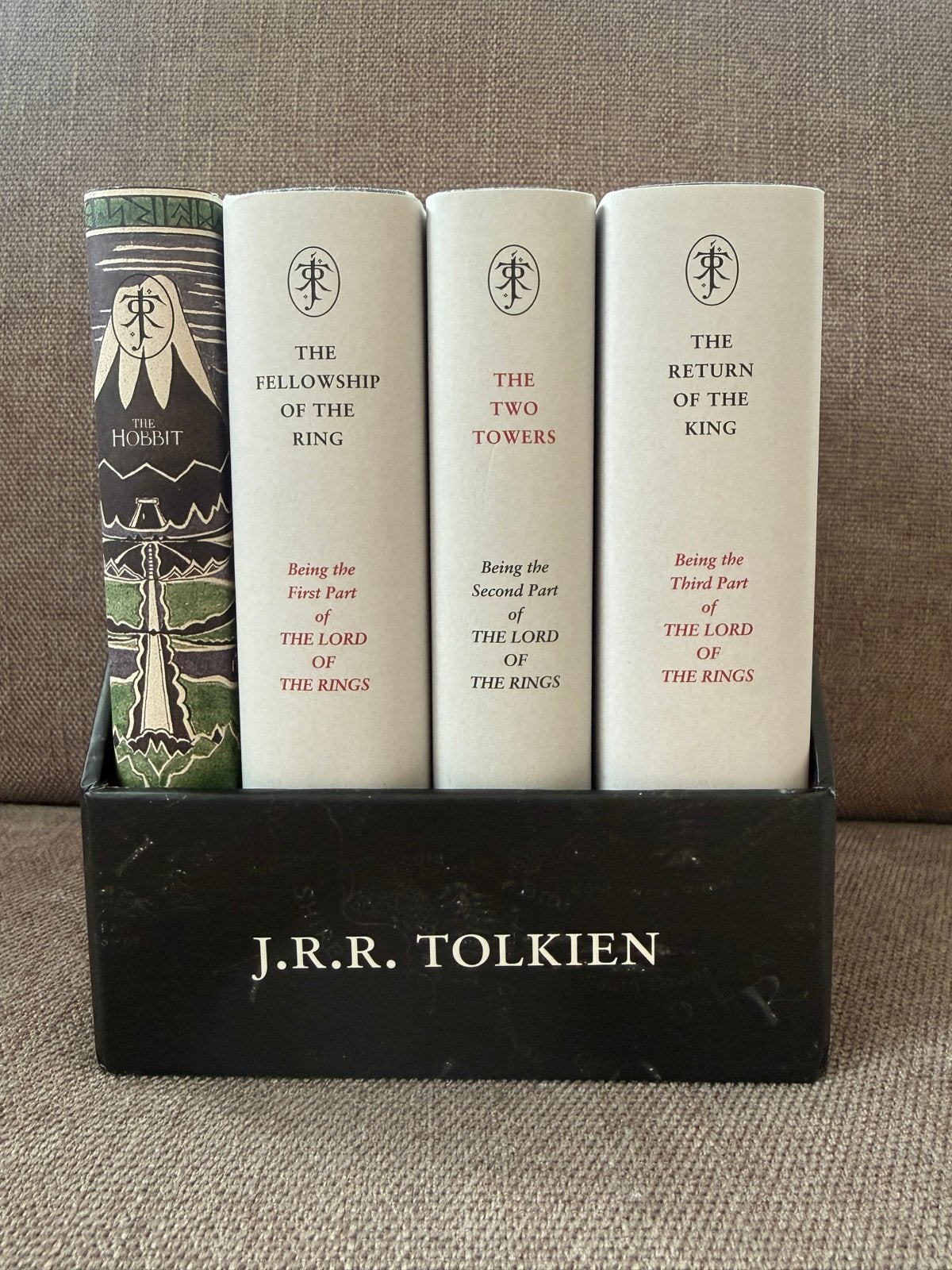 J.R.R. Tolkien Boxset: The Hobbit & The Lord of the Rings, Boeken, Ophalen of Verzenden, Zo goed als nieuw, Europa overig