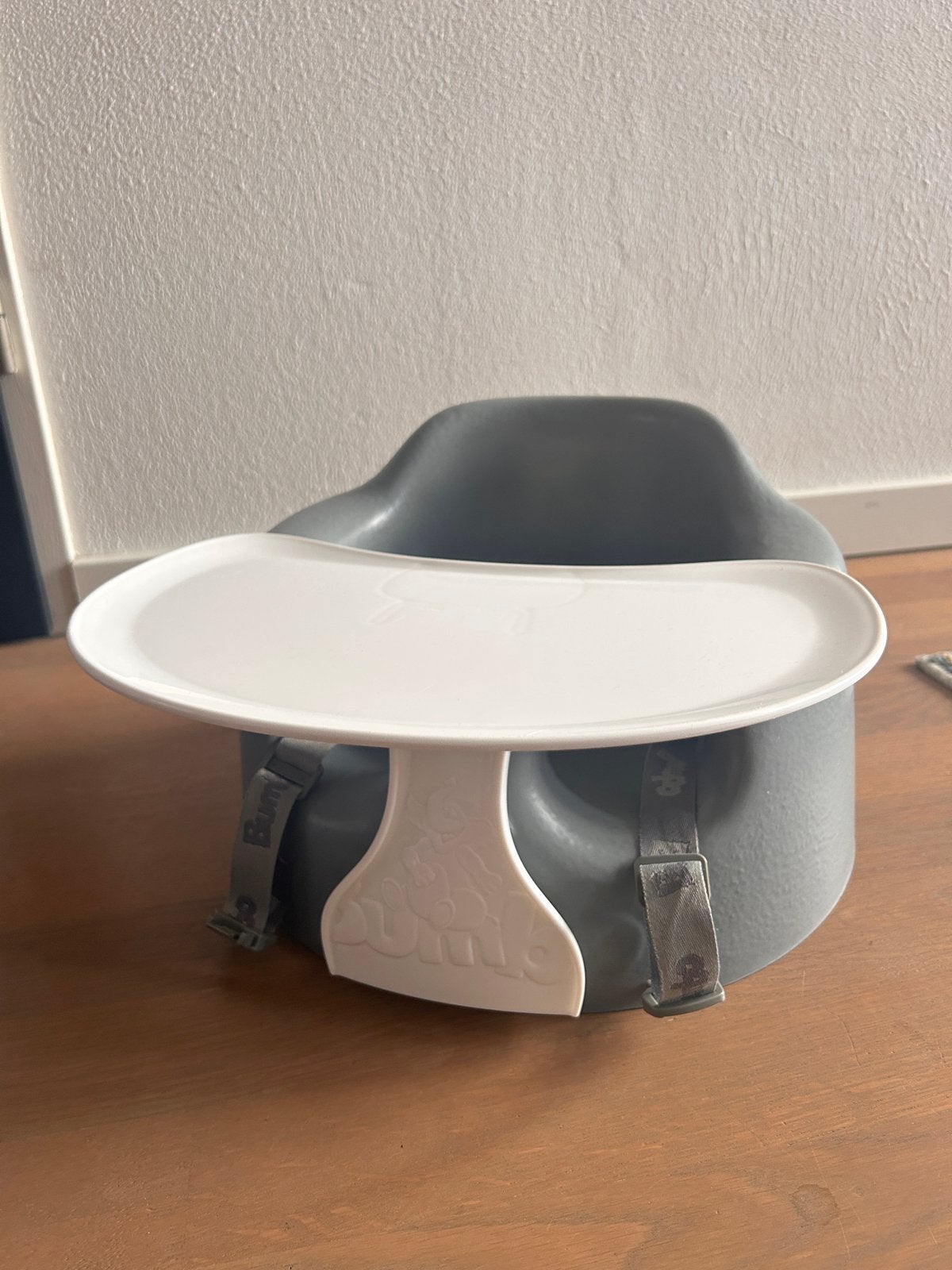 Bumbo babystoeltje met eetblad - Grijs, Ophalen, Zo goed als nieuw, Overige typen, Afneembaar eetblad
