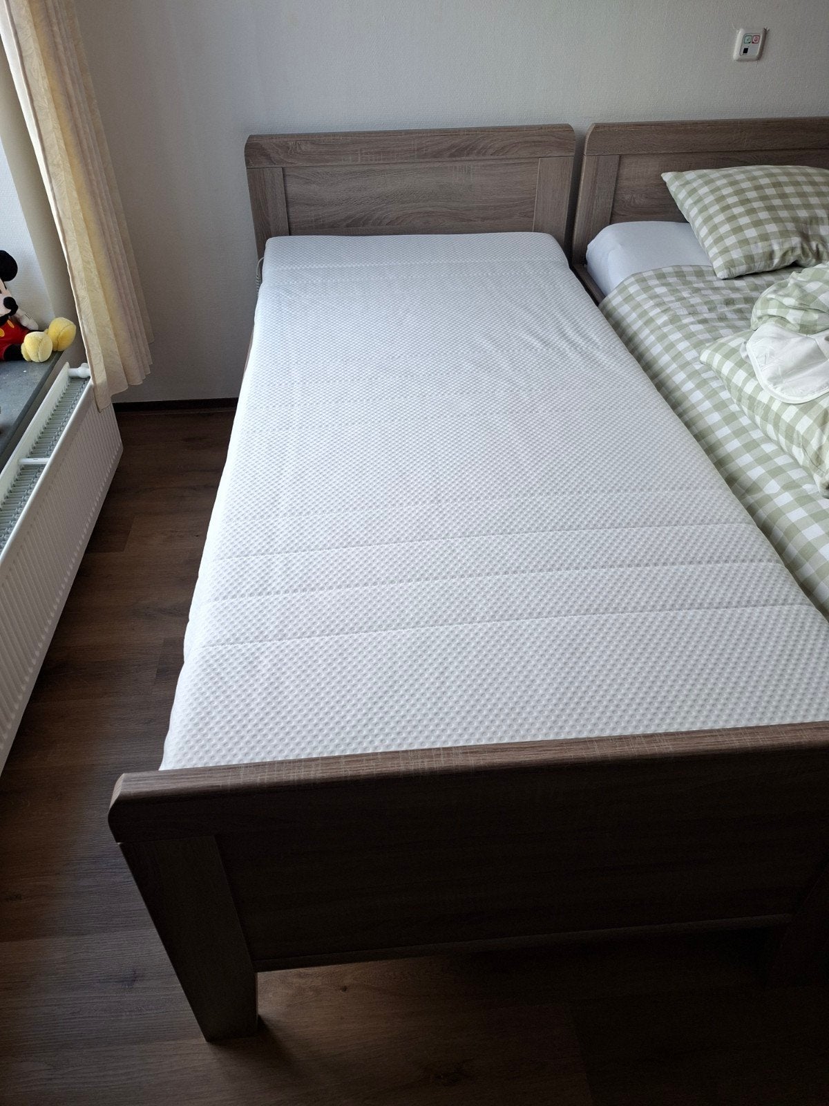 Senioren bed met elektrisch verstelbare lattenbodem (90x200, Ophalen, 90 cm, Eenpersoons, Bruin