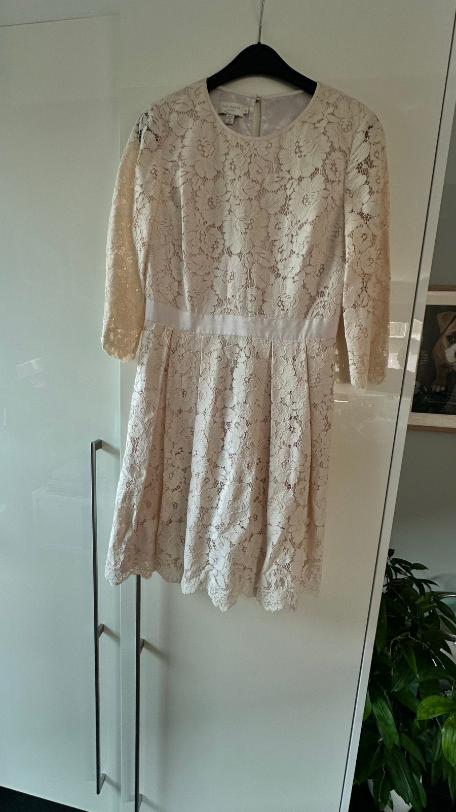 Prachtige Ted Baker cocktail jurk van kant, Kleding | Dames, Jurken, Zo goed als nieuw, Maat 38/40 (M), Beige, Knielengte, Ophalen of Verzenden