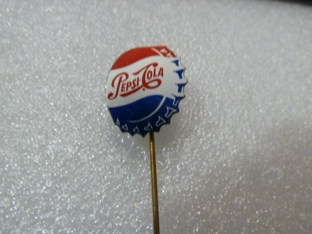 Vintage Pepsi-Cola Speldje - Kroonkurk Design, Ophalen of Verzenden, Gebruikt, Merk, Speldje of Pin