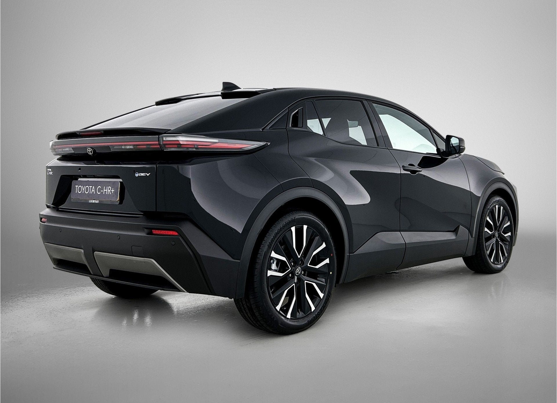 Toyota C-HR+ First Edition 77 kWh *EV-Deal* | Stoel en stuur, Auto's, Stof, 24 min, Zwart, Origineel Nederlands