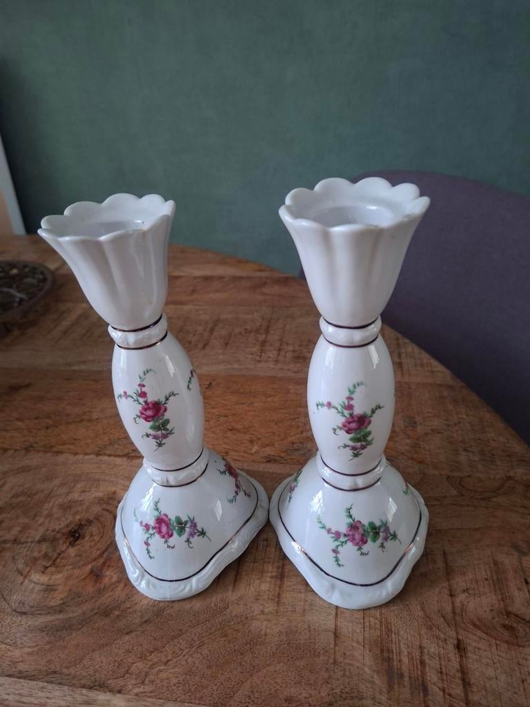 Antieke porseleinen kandelaars met roosdecoratie, Antiek en Kunst, Antiek | Kandelaars, Ophalen of Verzenden, Koper of Brons