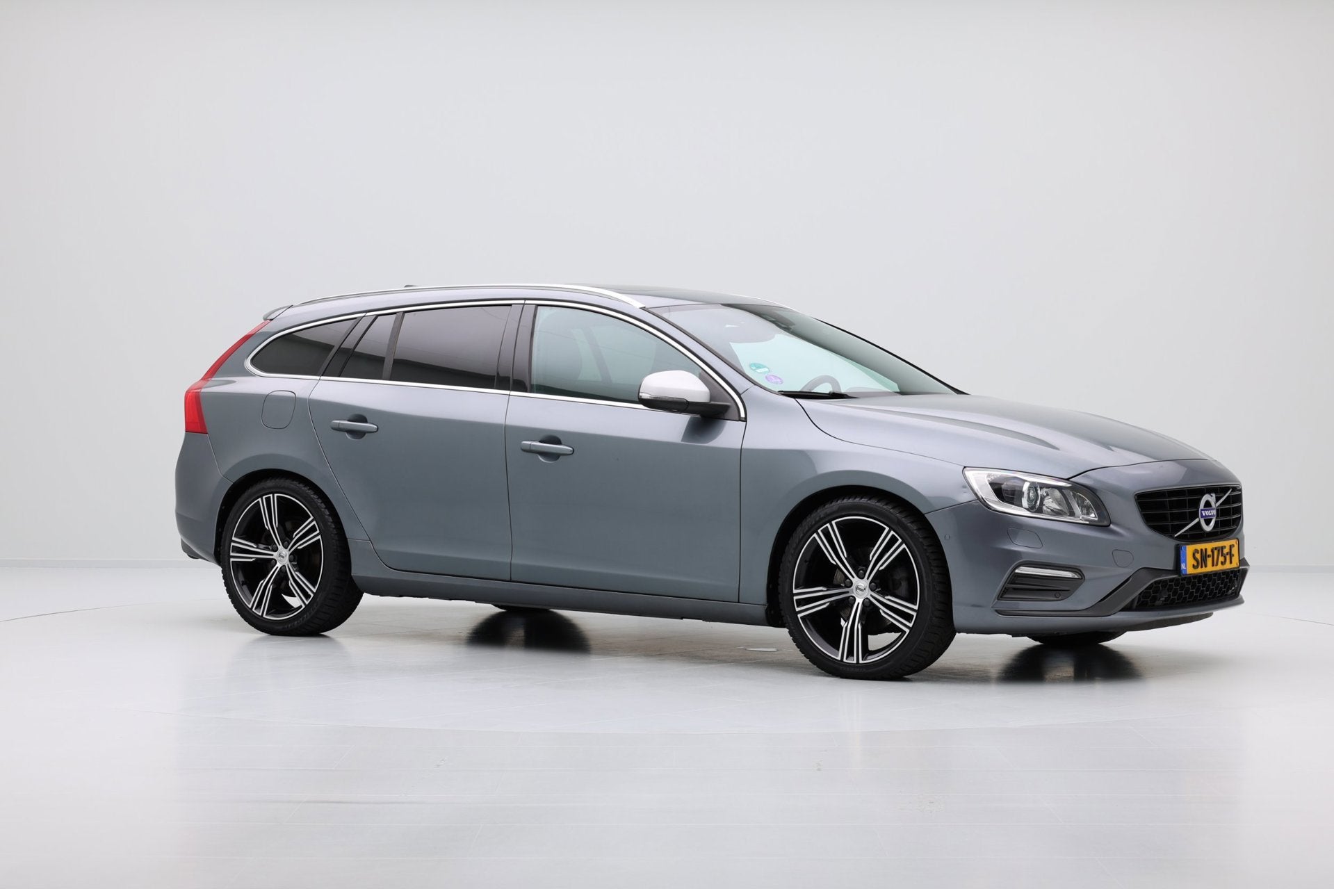 Volvo V60 2.0 T4 190pk Business Sport Aut. Pano|Leder|Sports, Auto's, Dealer onderhouden, Gebruikt, Euro 6, 1969 cc