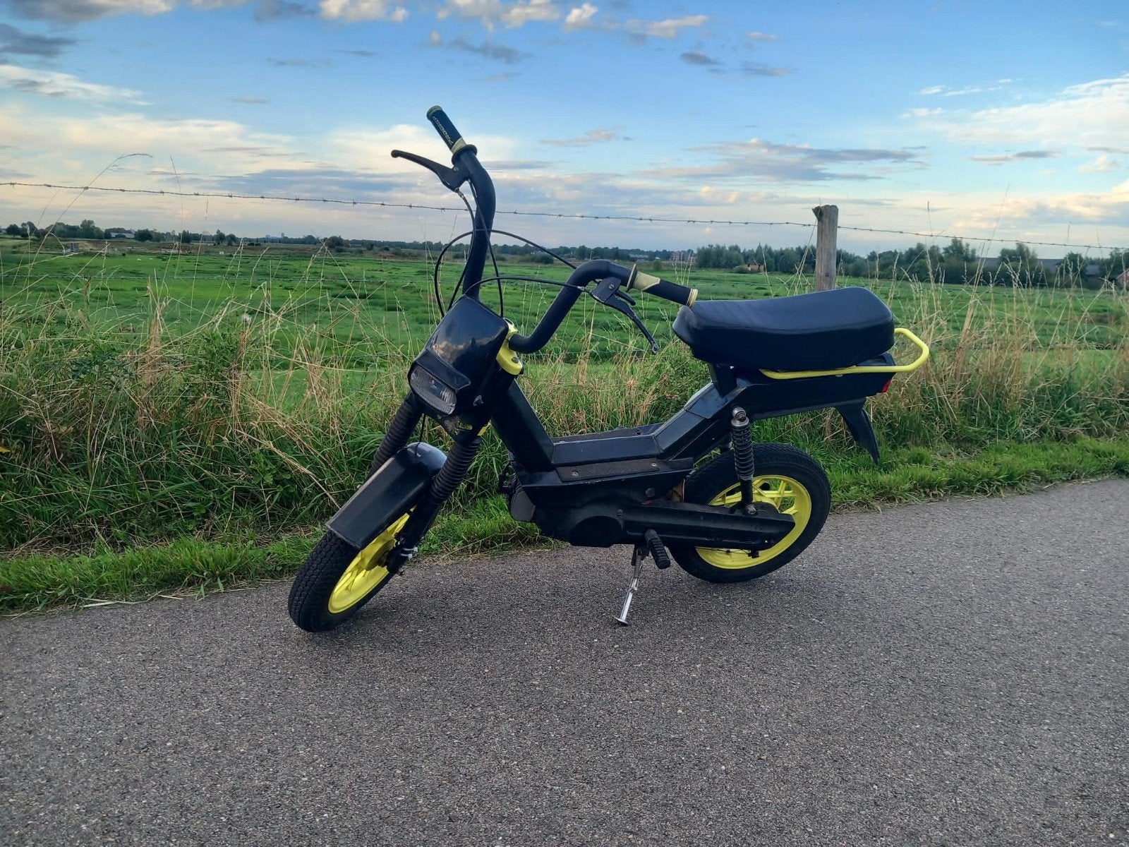 Zwarte Citta brommer met gele accenten, Fietsen en Brommers, Ophalen, Gebruikt, Maximaal 45 km/u, Citta