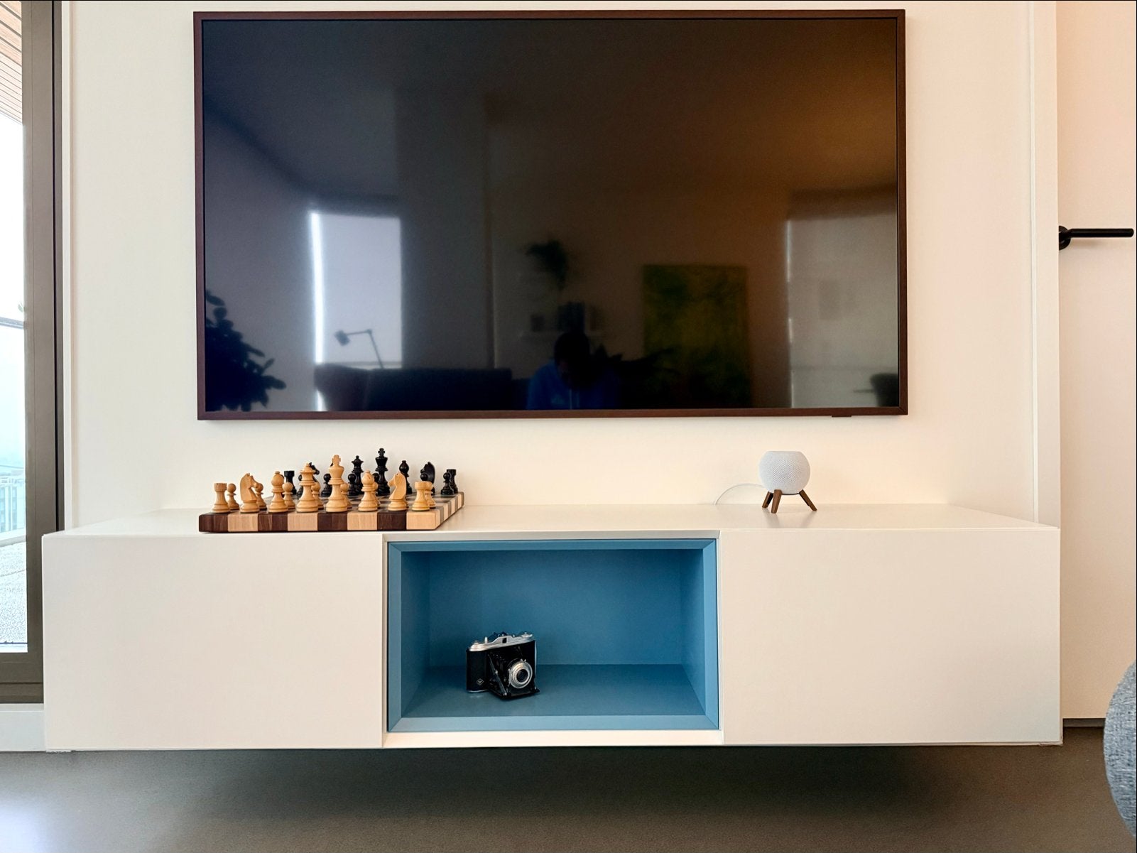 Modern zwevend tv-meubel met blauw accent, Huis en Inrichting, Kasten | Televisiemeubels, Ophalen, Overige materialen, 100 tot 150 cm