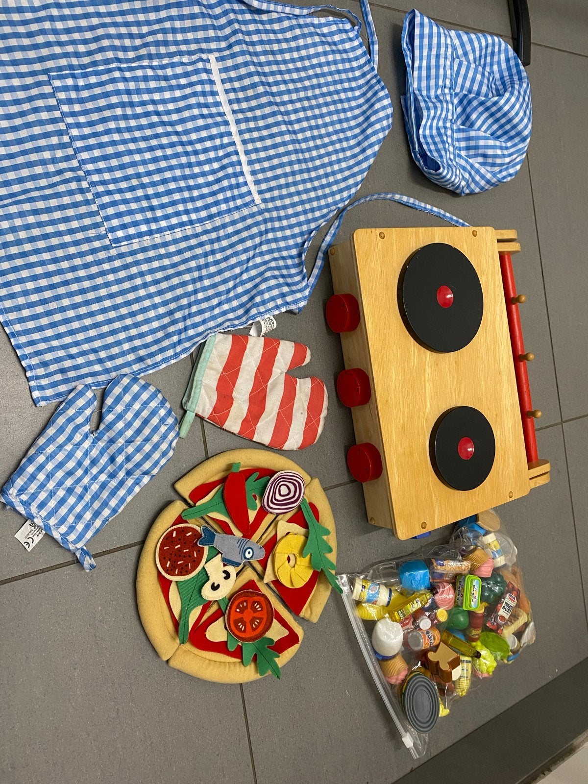 Houten speelkeuken met accessoires en schort, Ophalen of Verzenden, Gebruikt, Hout, Speelkeuken-accessoire