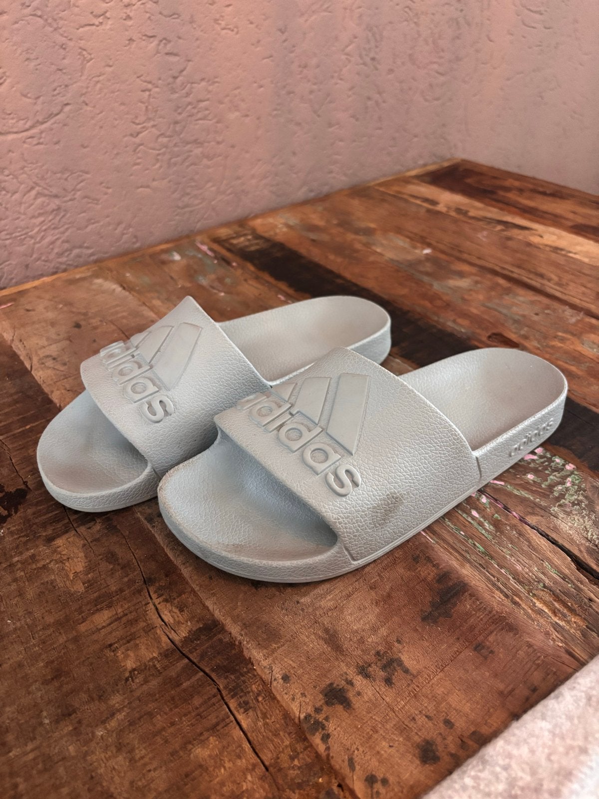 Adidas maat 40 slipper, Ophalen of Verzenden, Gedragen, Grijs