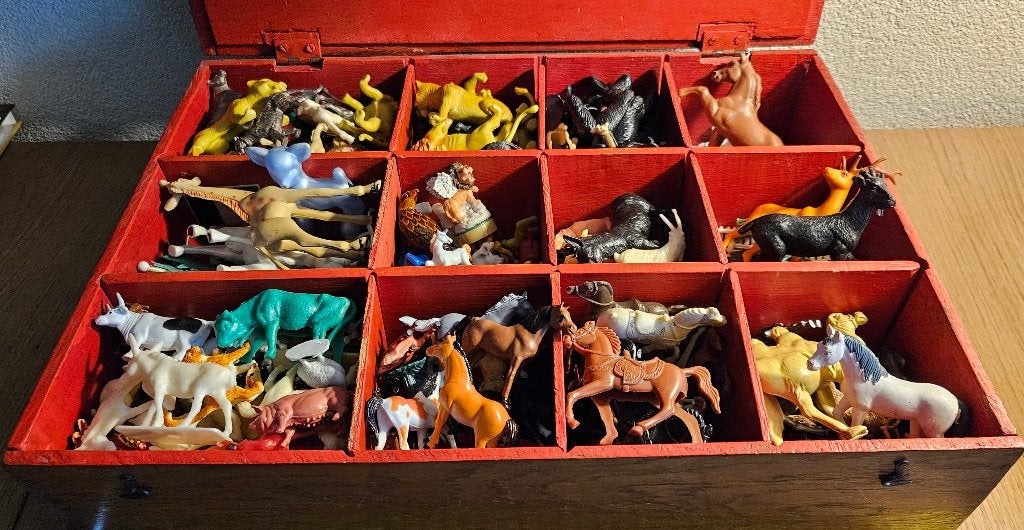 Vintage plastic dieren in grote kist van hout 12 vakken vol, Ophalen of Verzenden, Zo goed als nieuw