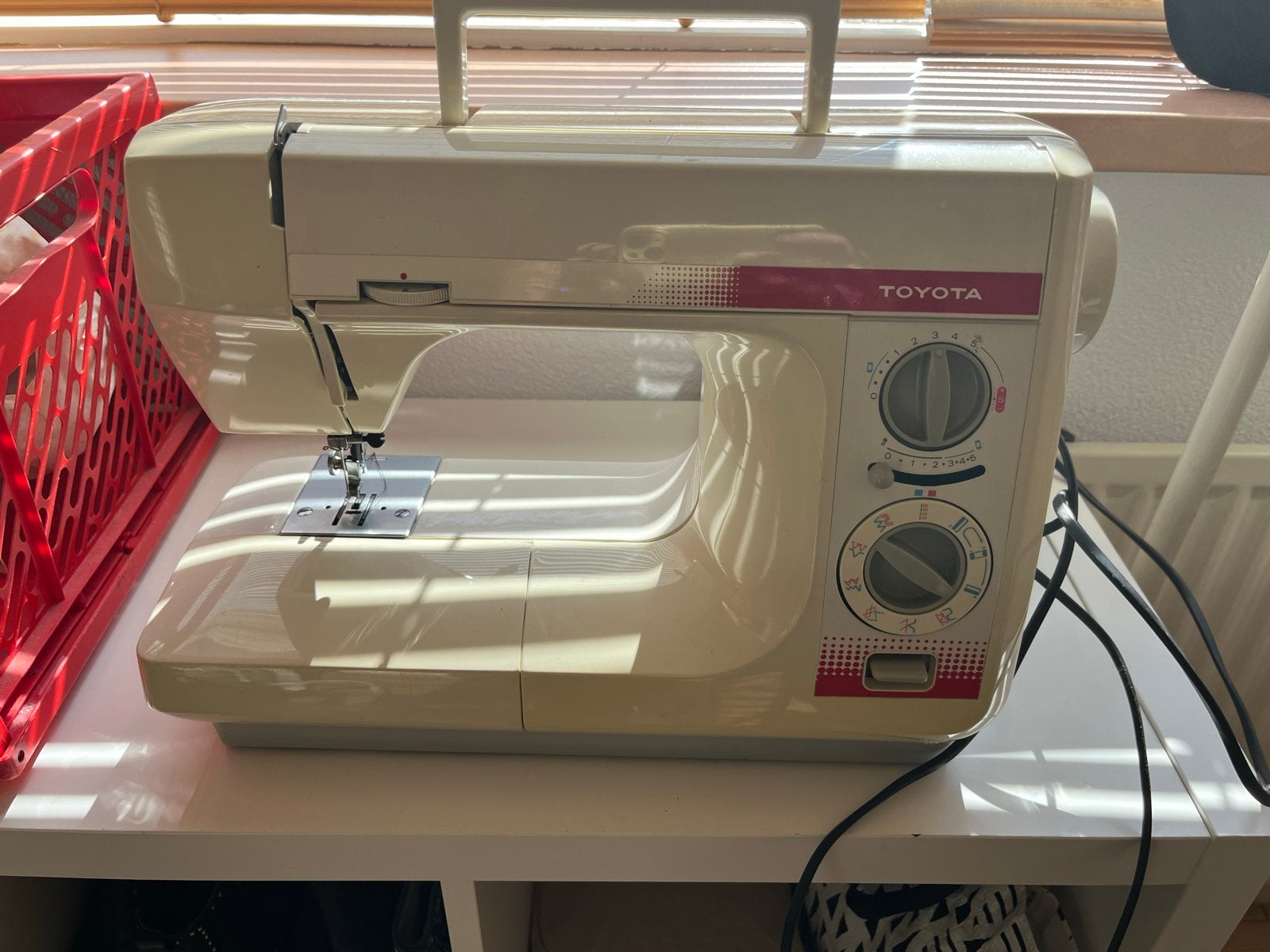 Toyota naaimachine type 4031/4041, Ophalen, Zo goed als nieuw, Naaimachine, Overige merken