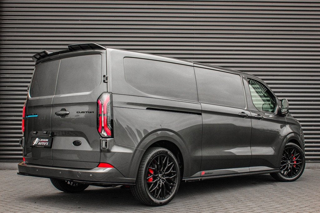 Ford E-Transit Cust. L2H1 Limited 71kWh 218PK 3-ZITS / JB-ED, Auto's, Bestelauto's, Automaat, Achterwielaandrijving, Zwart, Nieuw