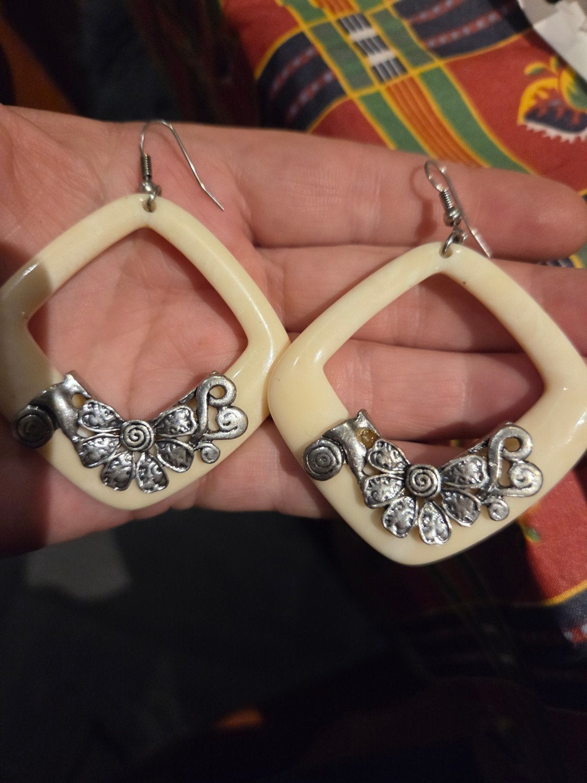 Mooie oorbellen, zo goed als nieuw, Sieraden, Tassen en Uiterlijk, Overige materialen, Hangers, Beige, Ophalen of Verzenden