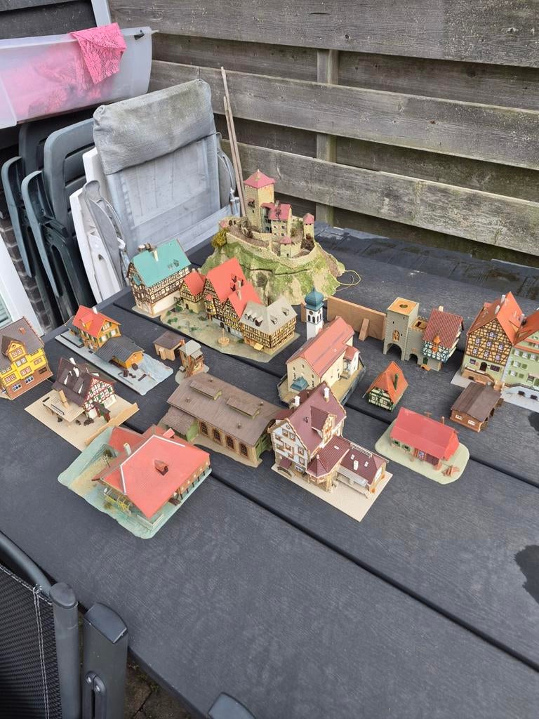 Grote collectie modelbouw huisjes en kasteel ( N-spoor), Hobby en Vrije tijd, Modelbouw | Auto's en Voertuigen, Ophalen, Gebruikt