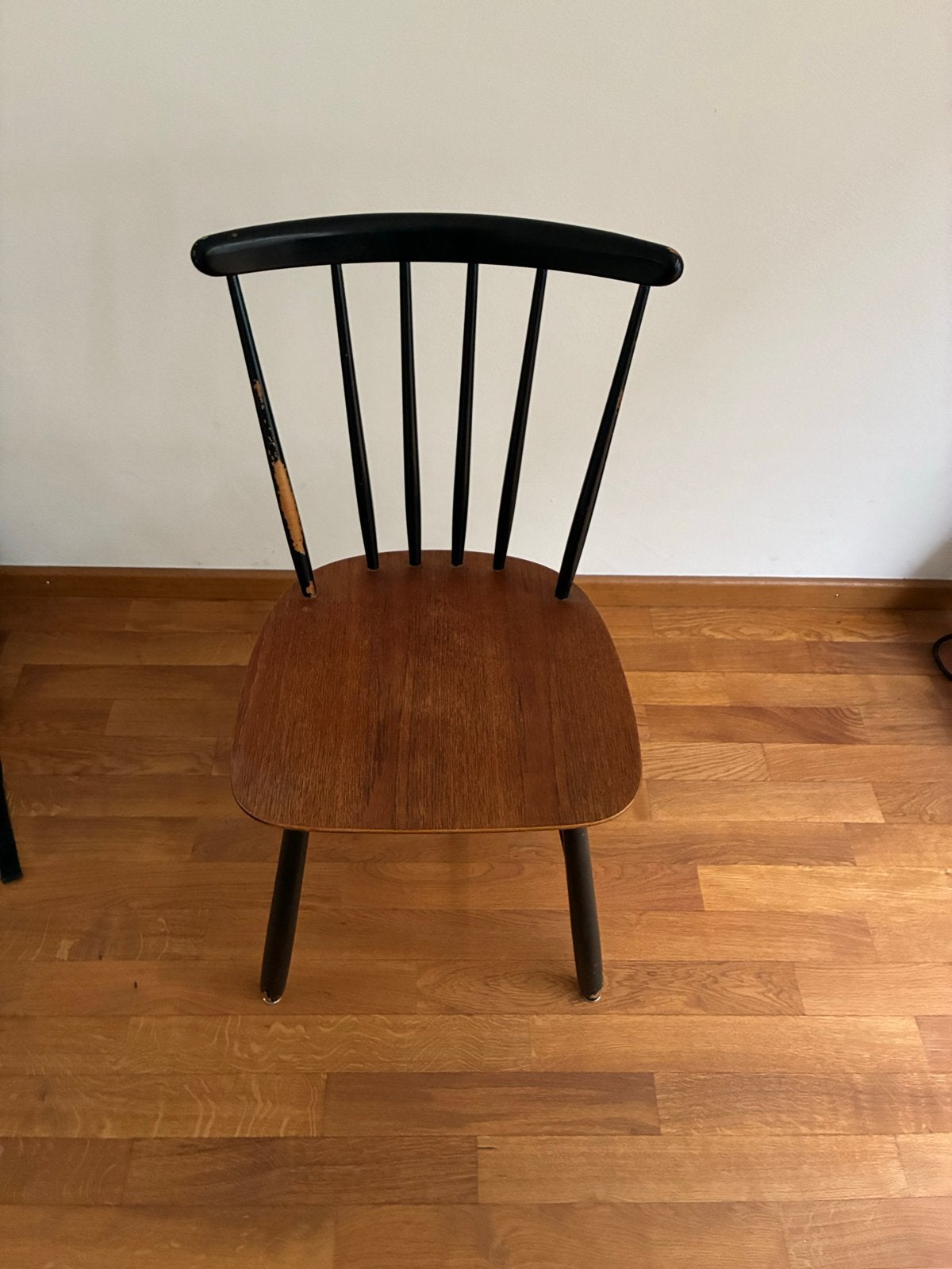 Vintage houten stoel - Zwart met bruine zitting, Huis en Inrichting, Gebruikt, Zwart, Ophalen of Verzenden, Eén