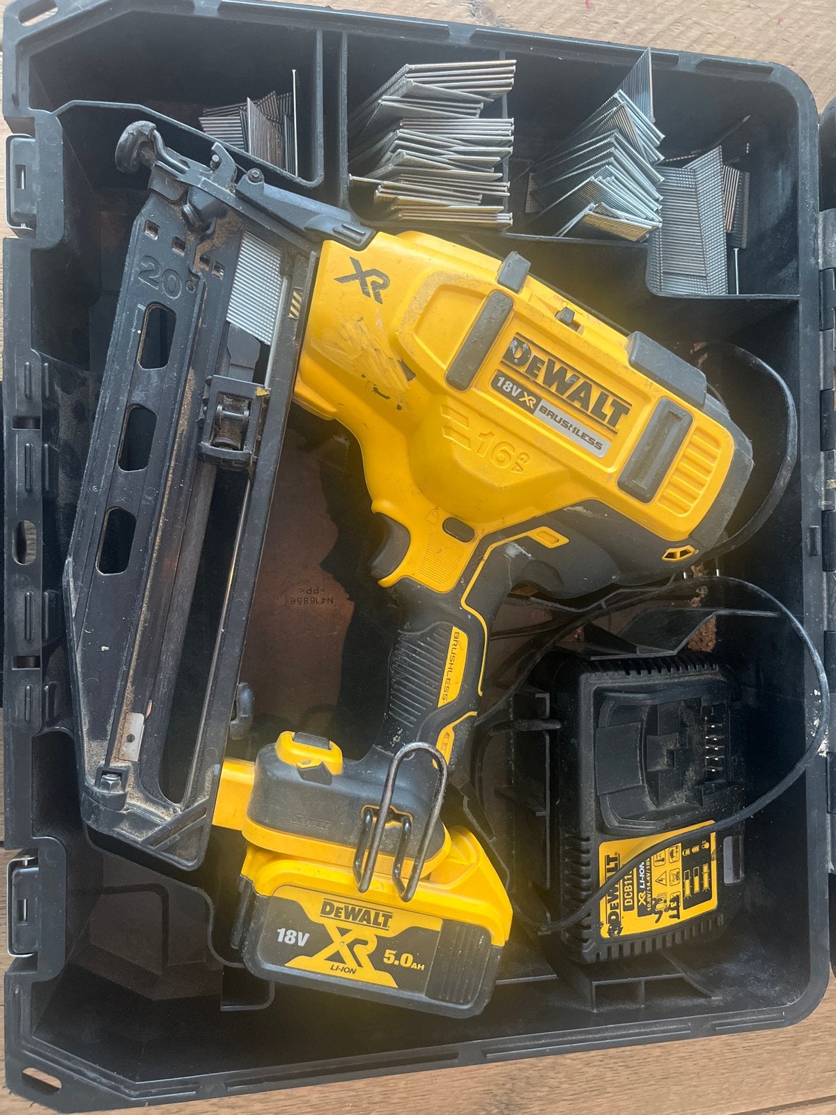 DeWalt 18V XR Brushless Spijkerpistool met Accu en Lader, Ophalen, Gebruikt, Overige typen, DeWalt