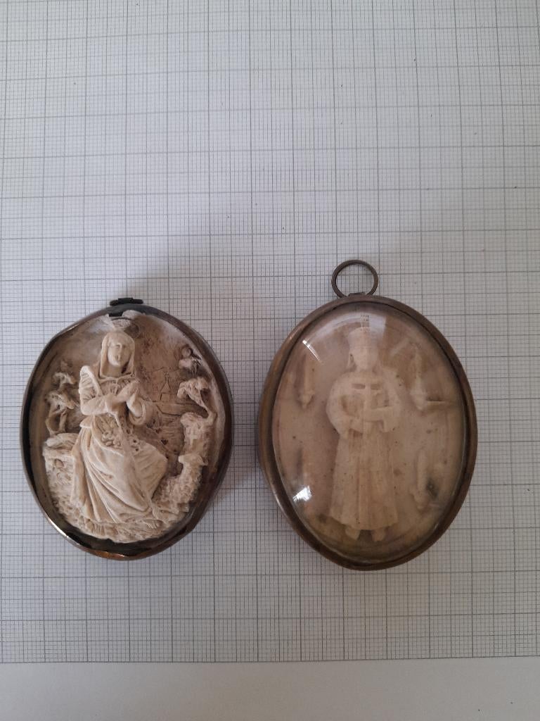 Twee relieken iconen camee achtig relief glas hangers, Antiek en Kunst, Ophalen of Verzenden