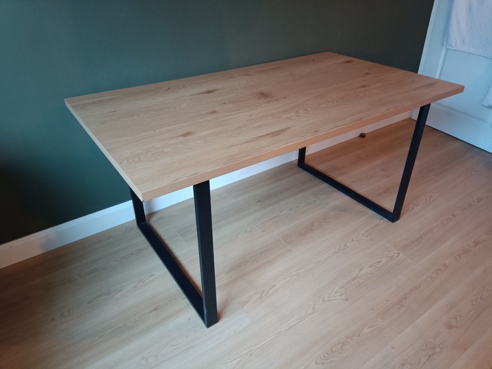 Eettafel met metalen onderstel, Gebruikt, Industrieel, Modern, 50 tot 100 cm, 150 tot 200 cm