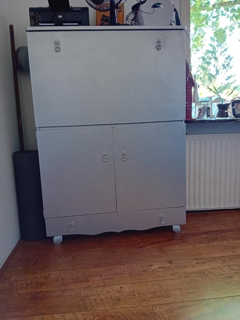 Gratis Zilverkleurige kast eventueel voor computer met lade, Ophalen, Gebruikt, 70 tot 120 cm
