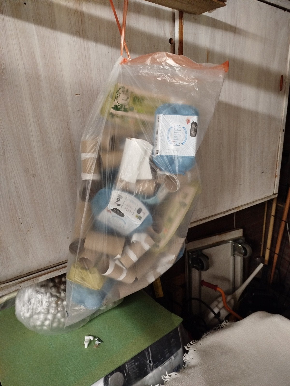 Knutselmateriaal: wc-keukenrollen en eierdozen., Ophalen