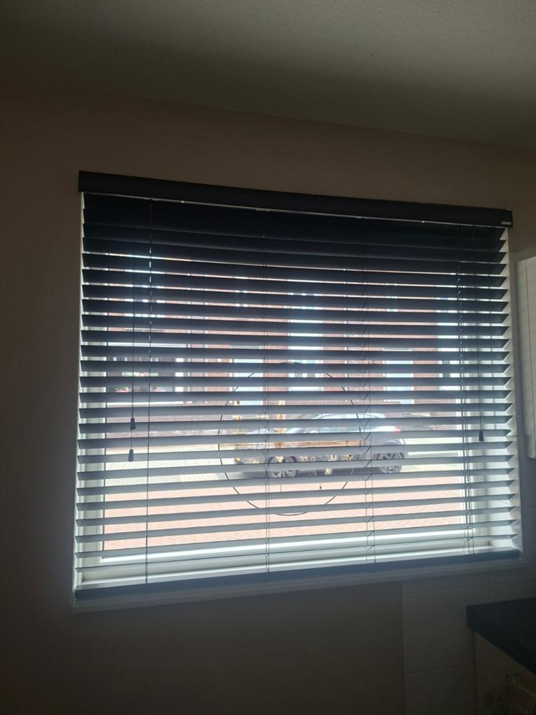 Zwarte jaloezieën voor raam 125hx149b- Goede staat, Ophalen of Verzenden, Gebruikt, Zwart